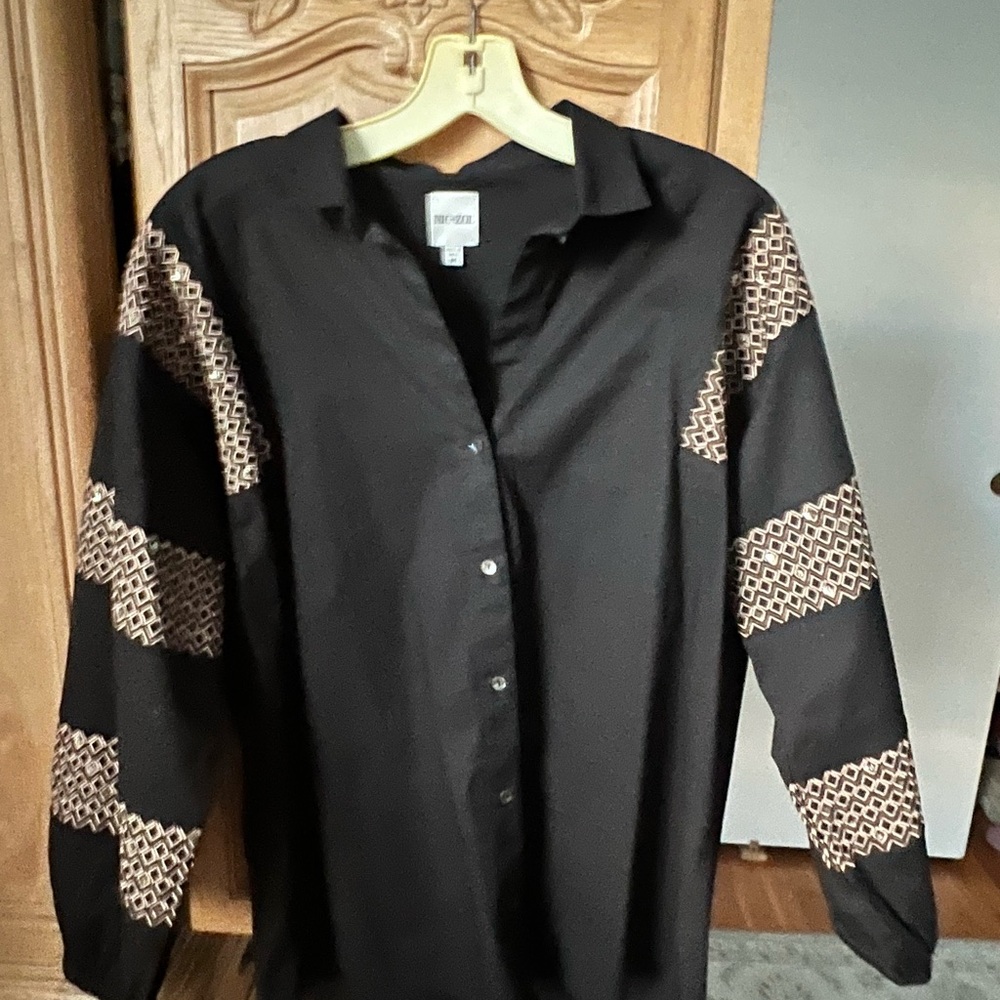 Nic+Zoe Embroidered Black Button Down Top M